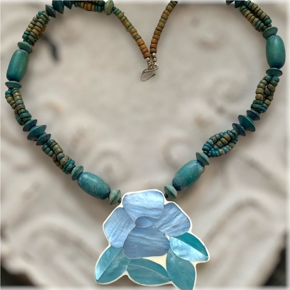 Vintage Blue Mother of Pearl Floral Pendant Necklace - Picture 7 of 10